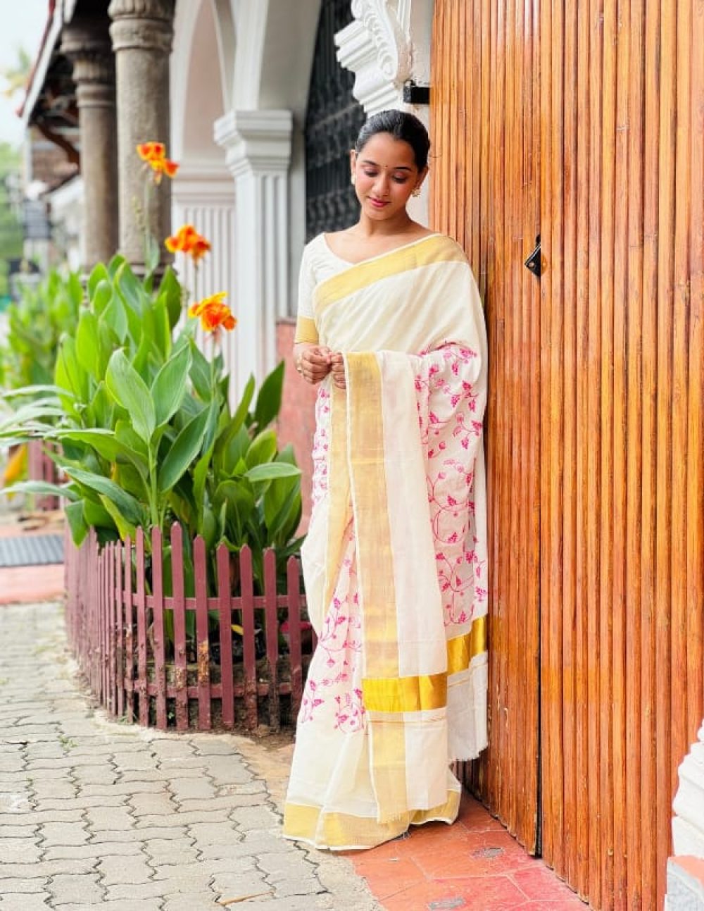 Ivory Kerala Cotton Saree with Pink Floral Vine Embroidery Design 2