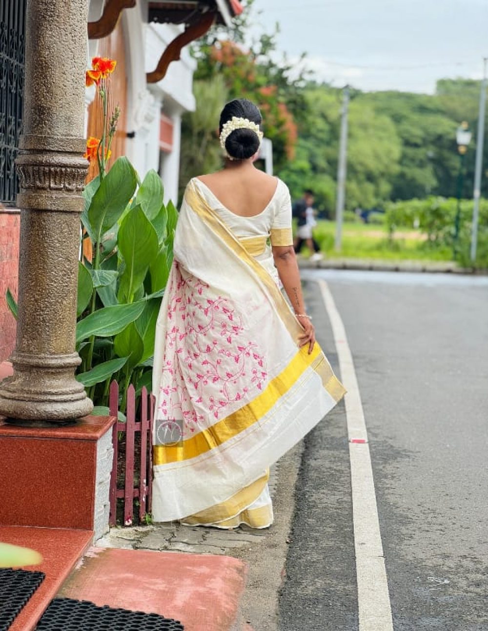 Ivory Kerala Cotton Saree with Pink Floral Vine Embroidery Design 3