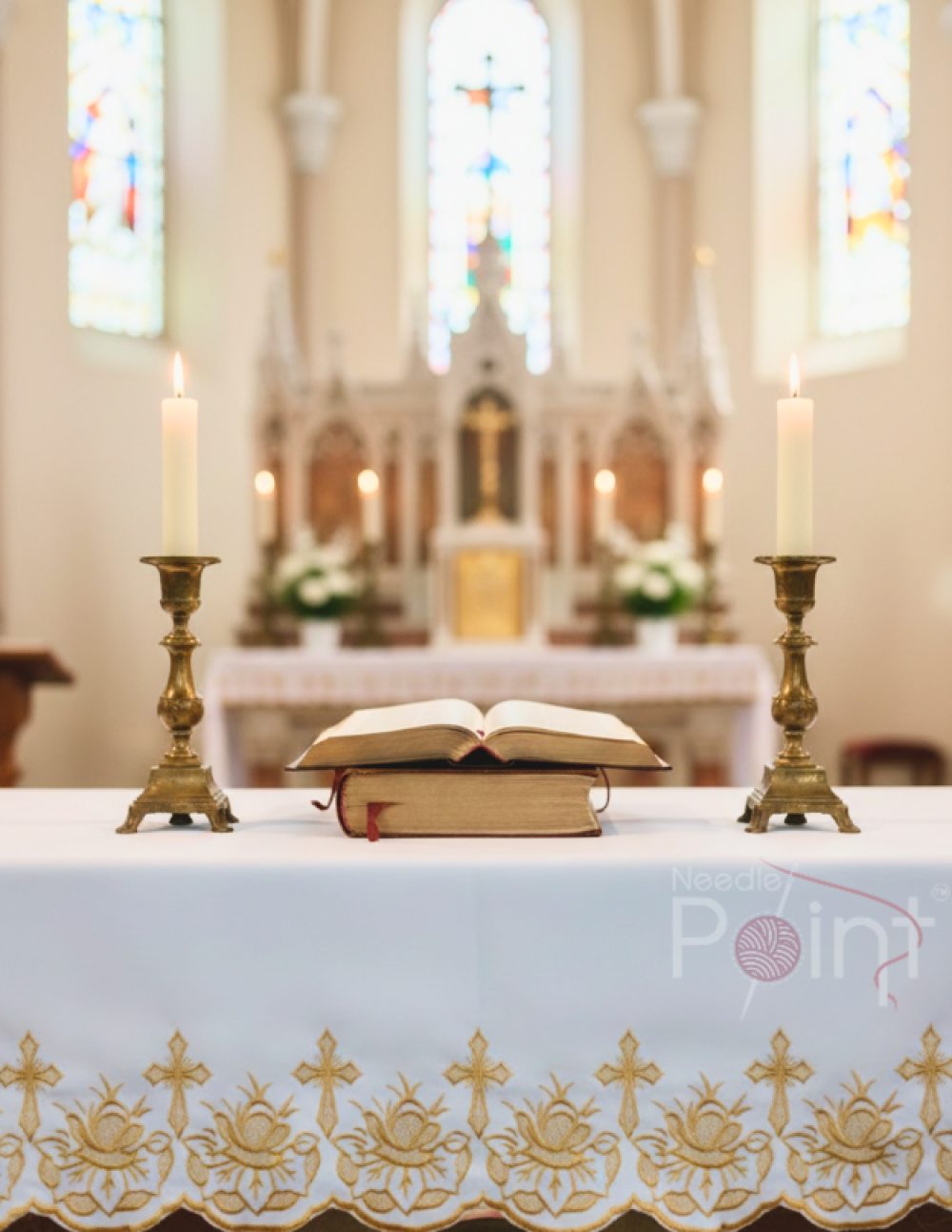 Golden cross and floral embroidery altar table cloth on church altar — Needle Point India