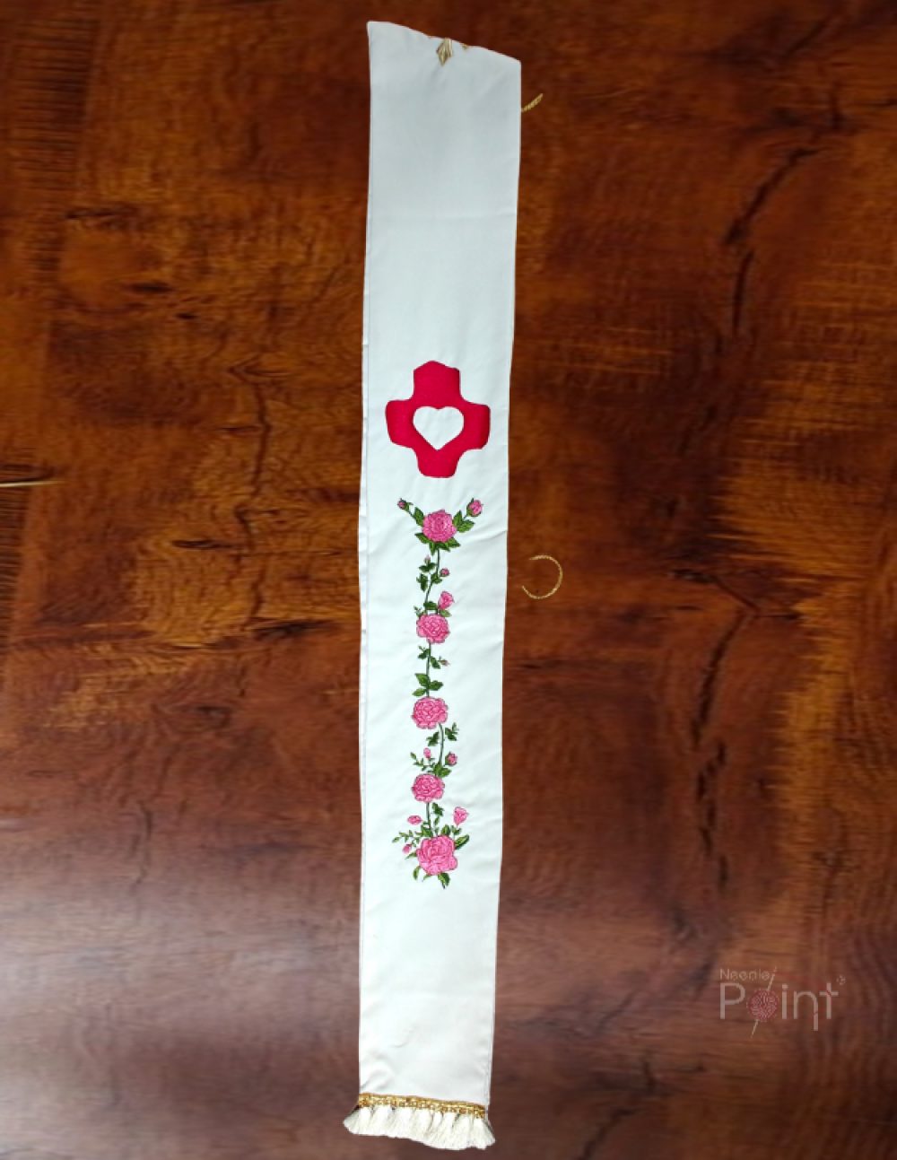 (single panel view) Cream priest stole single panel with pink rose embroidery – close-up view
