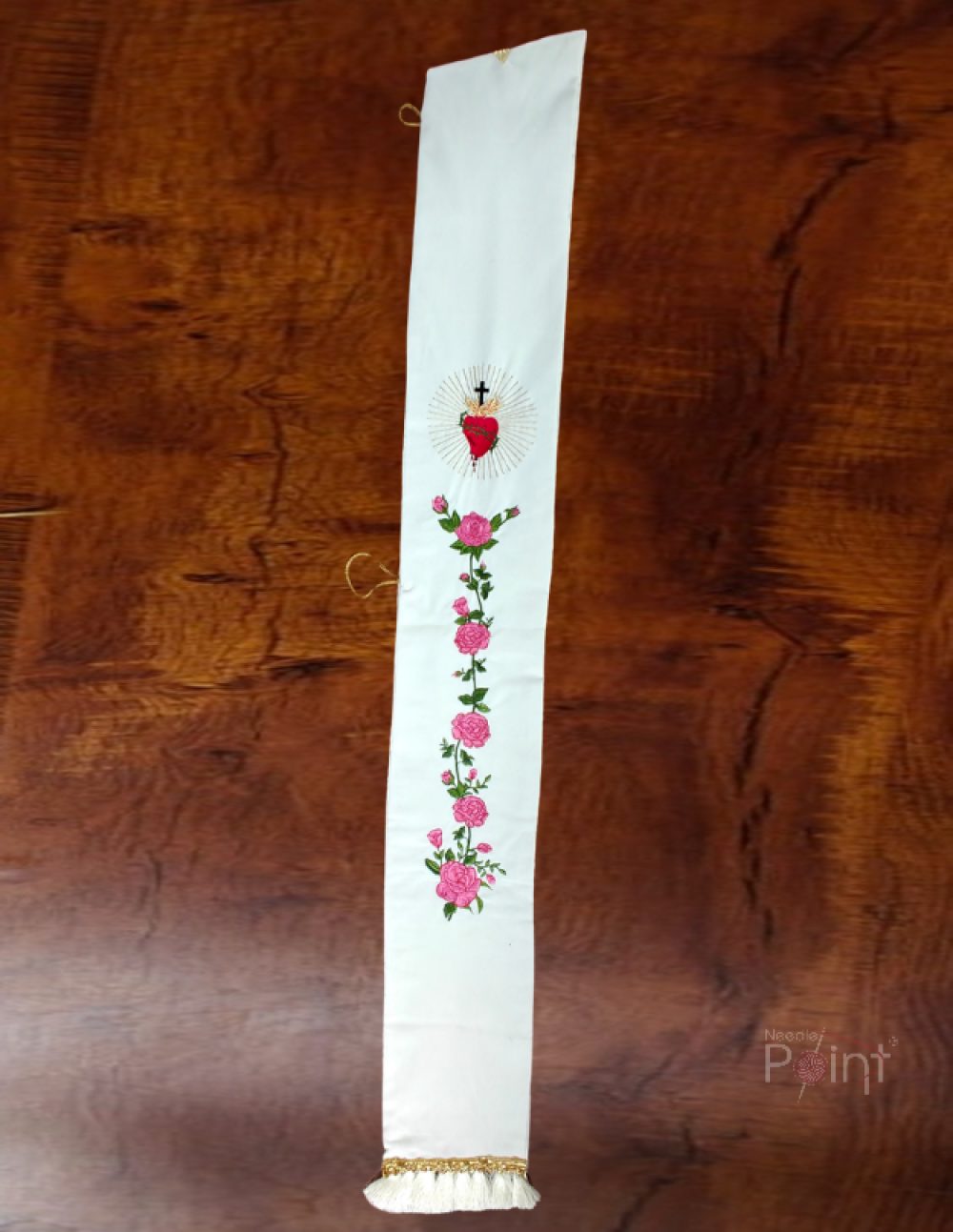 (single panel view) Cream priest stole single panel with Sacred Heart embroidery – close-up view