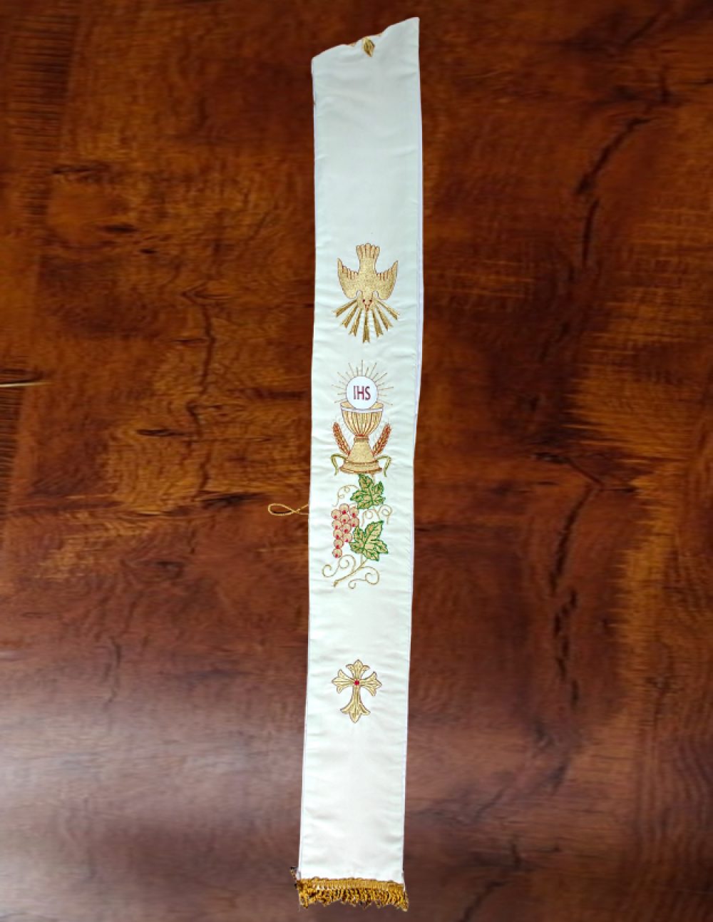 (single panel view) Cream priest stole single panel with Holy Spirit dove and IHS chalice embroidery – close-up view